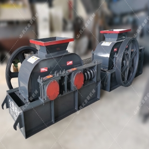 兩臺(tái)小型對(duì)輥破碎機(jī)發(fā)往廣東破碎石英砂