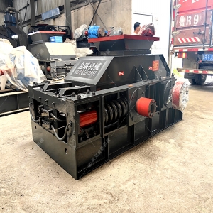 中型對輥破碎機發(fā)往福建破碎鵝卵石