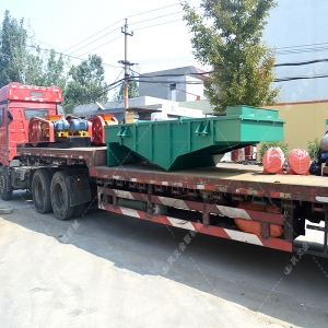 對(duì)輥機(jī)直線篩發(fā)往廣東肇慶處理干粉沙漿