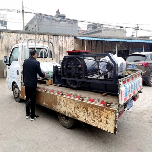 全自動(dòng)液壓對(duì)輥破碎制砂機(jī)發(fā)貨