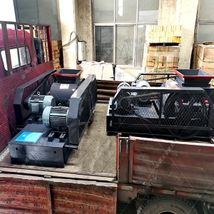 兩臺中小型直連對輥破碎機發(fā)貨圖片
