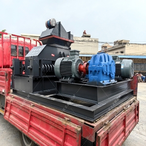 中型對(duì)輥破碎機(jī)發(fā)往廣東破碎石英砂