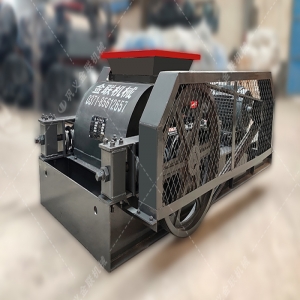 對(duì)輥破碎機(jī)生產(chǎn)現(xiàn)場(chǎng)圖片2