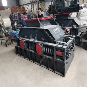 小型對(duì)輥破碎機(jī)發(fā)往湖南破碎石英砂