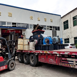 大型1200x800對輥制砂機發(fā)貨 石英砂制砂