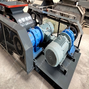 小型對(duì)輥破碎機(jī)發(fā)往福建破碎石英砂