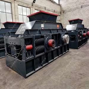 對(duì)輥破碎機(jī)成品車(chē)間圖片