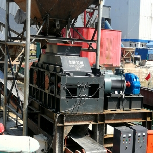 對(duì)輥破碎機(jī)安裝現(xiàn)場(chǎng)圖片