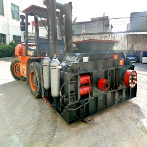 1007中大型液壓對輥破碎機發(fā)貨 破碎鐵礦石