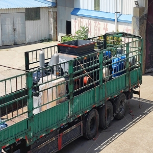 大型液壓對(duì)輥制砂機(jī)設(shè)備發(fā)貨圖片