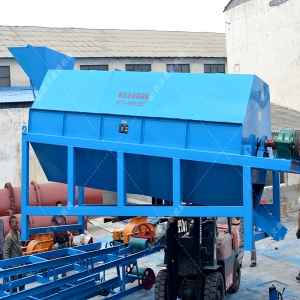 1500x1000大型液壓直聯對輥破碎機發(fā)往廣東