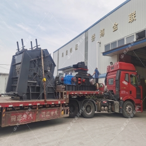 1210反擊破，1000型液壓對(duì)輥制砂機(jī)發(fā)往四川