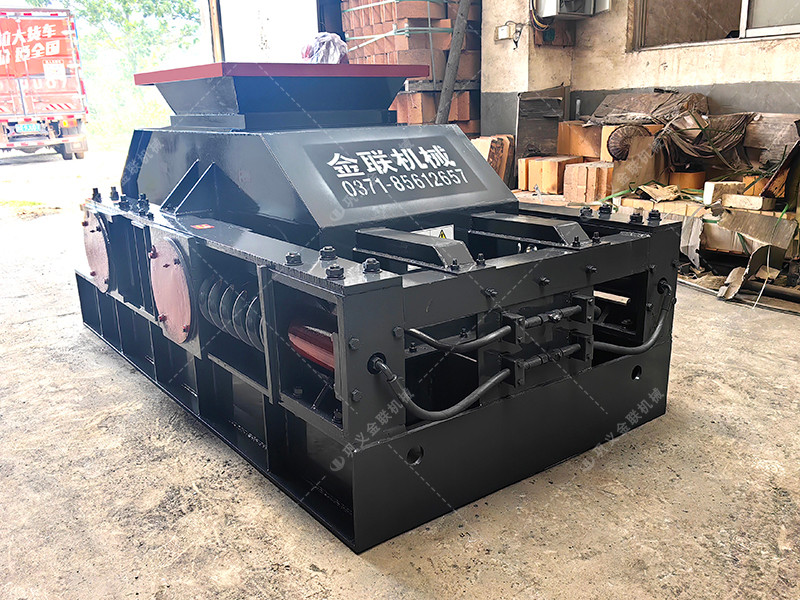 800x600型對(duì)輥制砂機(jī)設(shè)備發(fā)往廣西