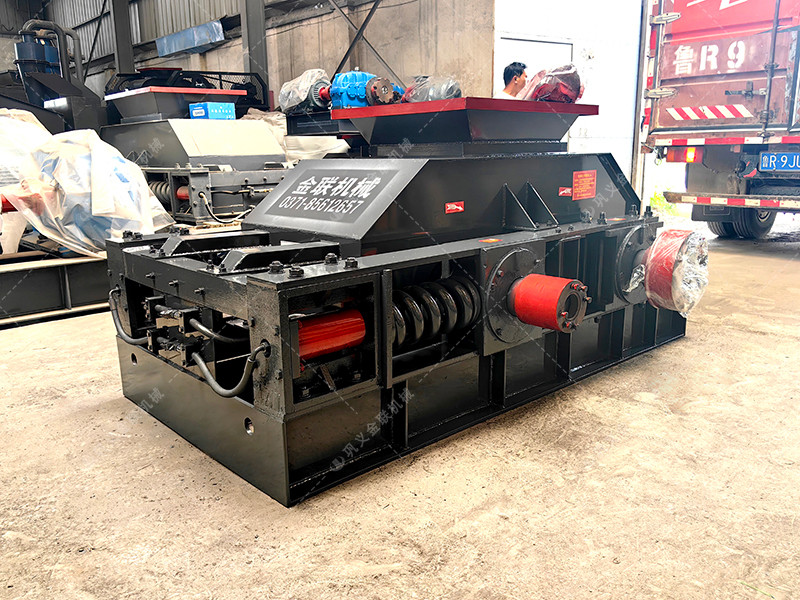 800x600型對(duì)輥制砂機(jī)設(shè)備發(fā)往廣西