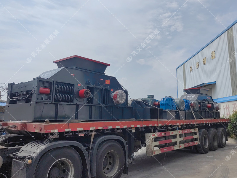 大型半自動液壓對輥破碎機(jī)發(fā)貨 發(fā)往山東