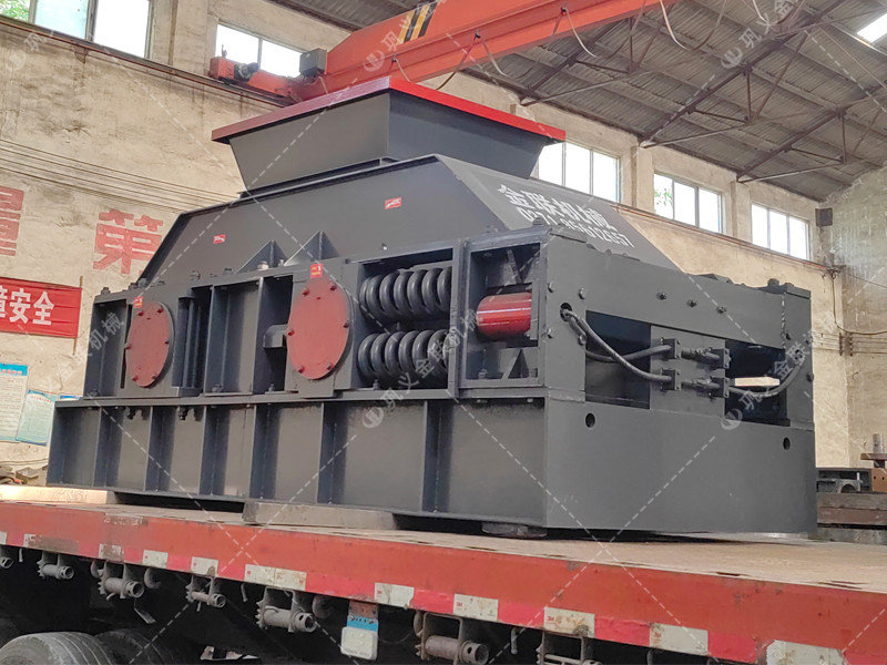 大型半自動液壓對輥破碎機(jī)發(fā)貨 發(fā)往山東