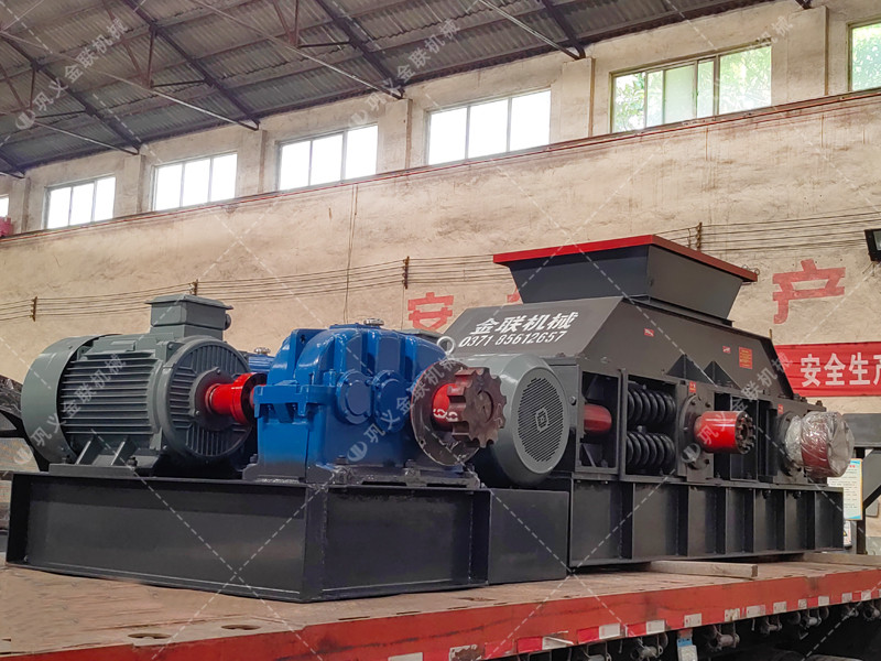 大型半自動液壓對輥破碎機(jī)發(fā)貨 發(fā)往山東