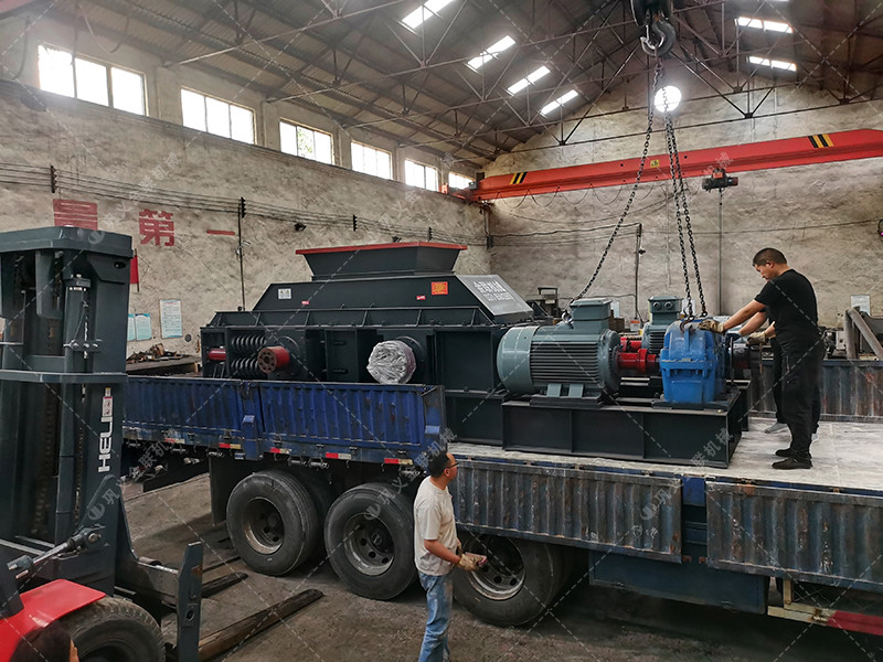 2PG1200x800大型半自動(dòng)對(duì)輥制砂機(jī)發(fā)往河北