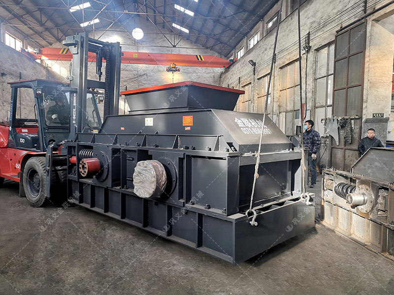 1500x1000大型對(duì)輥式破碎機(jī)發(fā)貨圖片