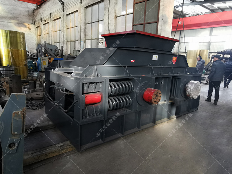 1500x1000大型對(duì)輥式破碎機(jī)發(fā)貨圖片