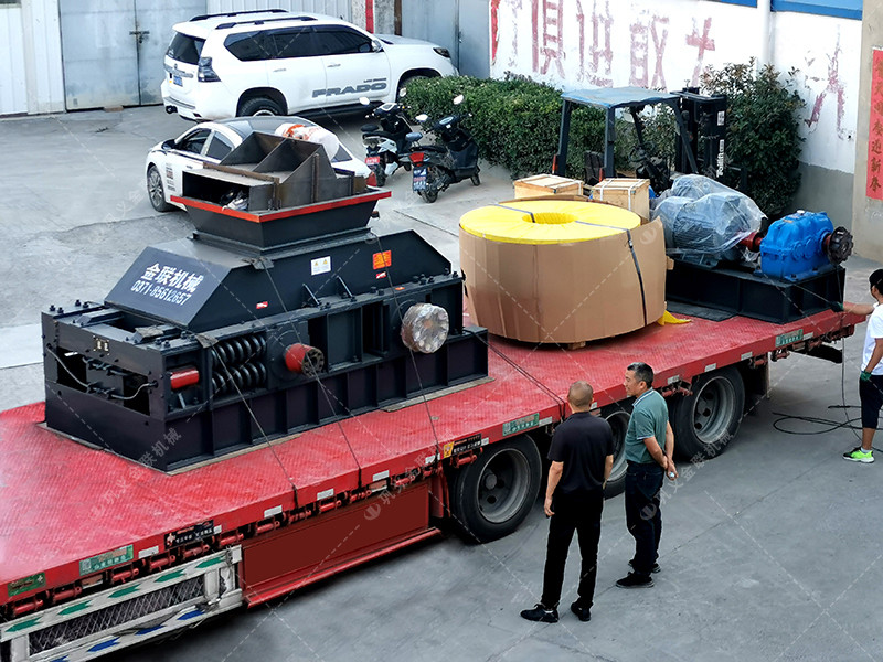 1200x800型半自動液壓對輥制砂機發(fā)貨圖片