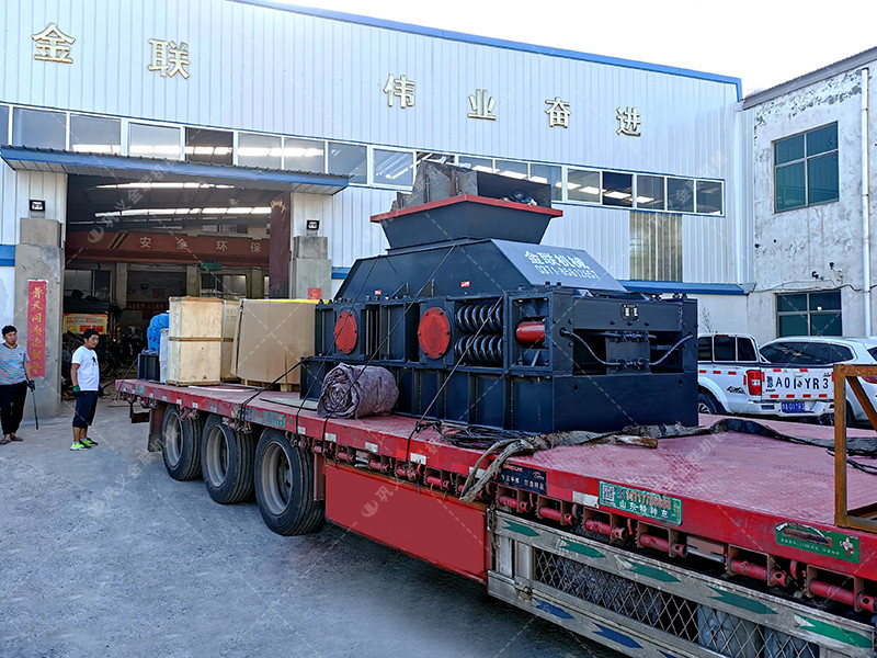 1200x800型半自動液壓對輥制砂機發(fā)貨圖片