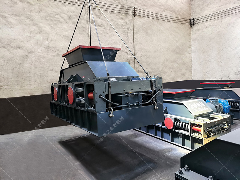 中型半自動(dòng)液壓對(duì)輥破碎制砂機(jī)設(shè)備備發(fā)貨圖片