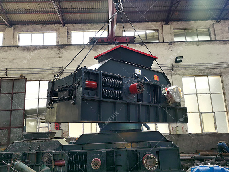 中型半自動(dòng)液壓對(duì)輥破碎制砂機(jī)設(shè)備備發(fā)貨圖片