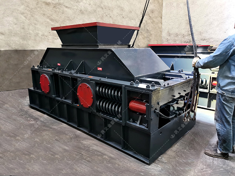 中型半自動(dòng)液壓對(duì)輥破碎制砂機(jī)設(shè)備備發(fā)貨圖片