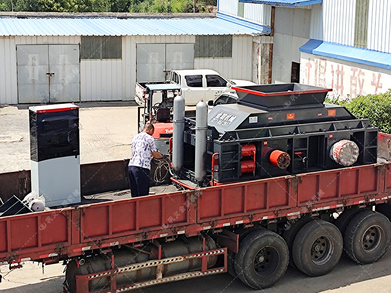 1500x1000大型液壓直聯(lián)對(duì)輥破碎機(jī)發(fā)往廣東