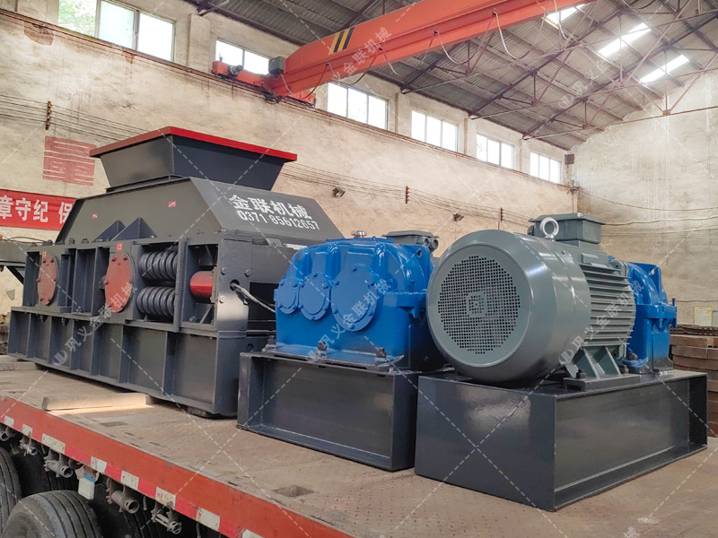 1200x800大型對輥破碎制砂機(jī)發(fā)往湖北武漢