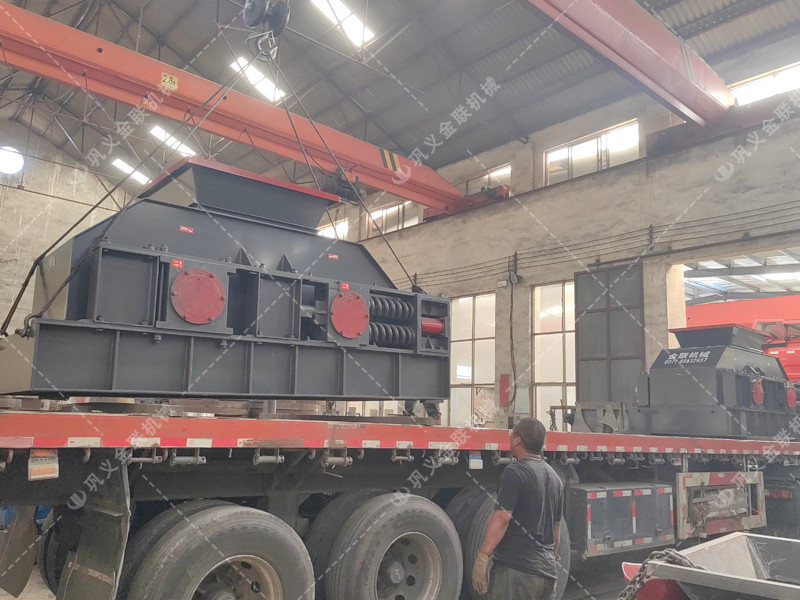 1200x800大型對輥破碎制砂機(jī)發(fā)往湖北武漢