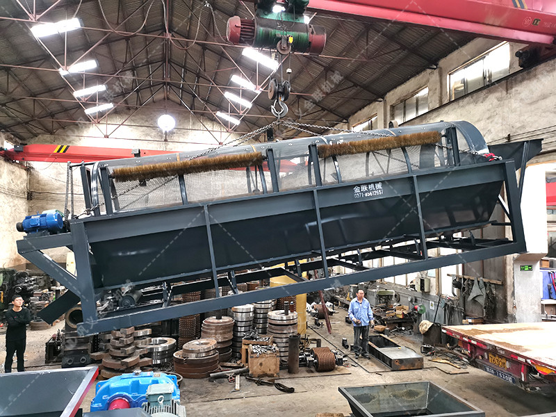 大型無(wú)軸托輥滾筒篩分機(jī) 雙齒輥破碎機(jī)設(shè)備發(fā)往上海