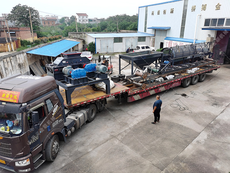 大型無(wú)軸托輥滾筒篩分機(jī) 雙齒輥破碎機(jī)設(shè)備發(fā)往上海