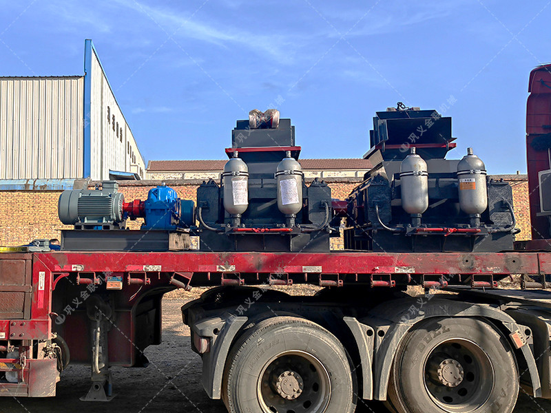 800x600直連對(duì)輥破碎制砂機(jī)發(fā)往山西