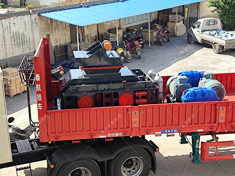 全自動液壓對輥破碎制砂機(jī)發(fā)貨