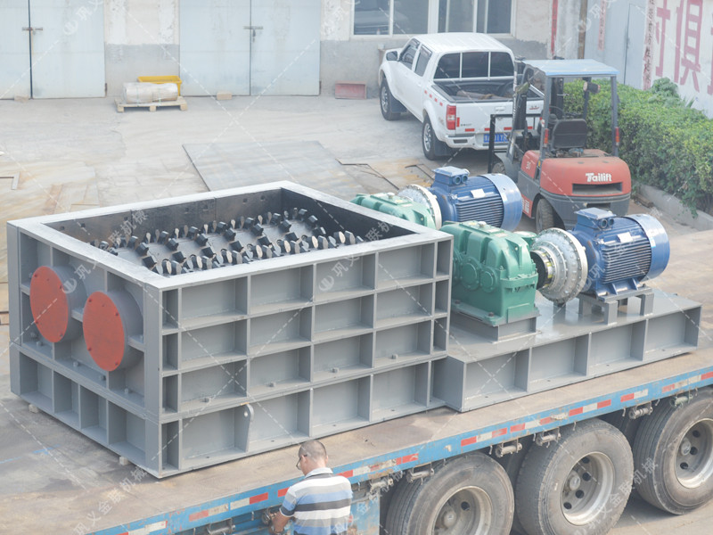 大型強(qiáng)力分級(jí)雙齒輥破碎機(jī)發(fā)往山東破碎煤炭