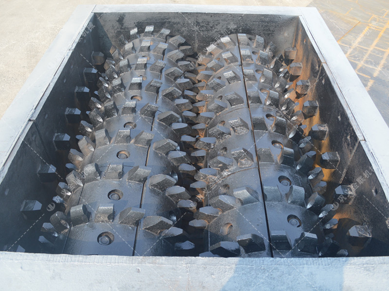 大型強(qiáng)力分級(jí)雙齒輥破碎機(jī)發(fā)往山東破碎煤炭