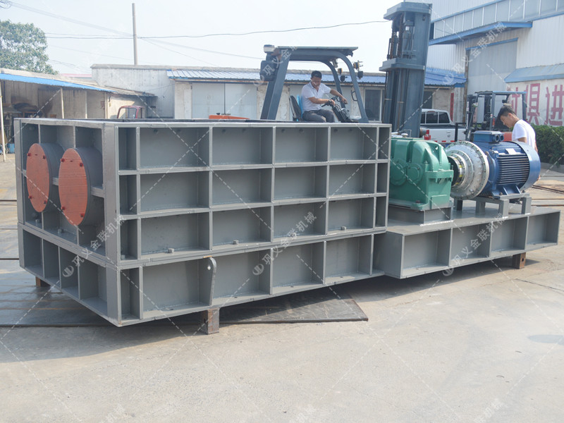 大型強(qiáng)力分級(jí)雙齒輥破碎機(jī)發(fā)往山東破碎煤炭