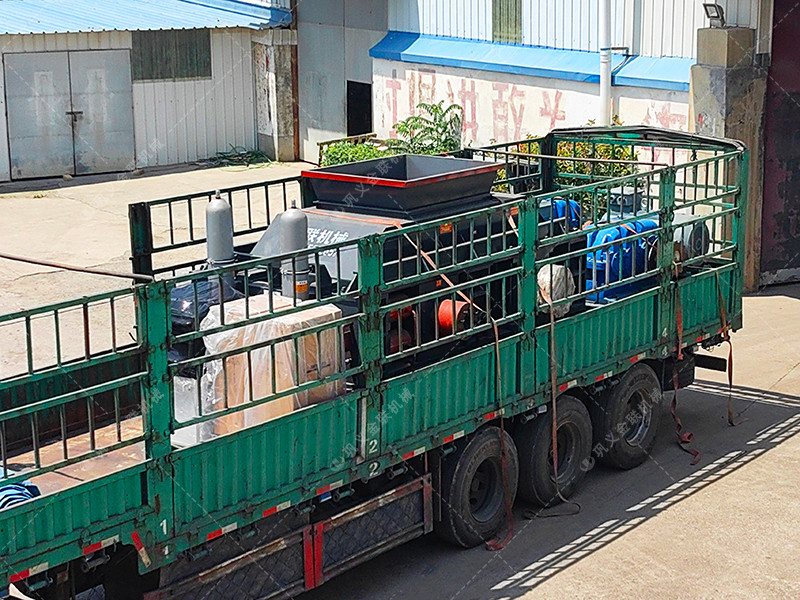 大型液壓對輥制砂機(jī)設(shè)備發(fā)貨圖片