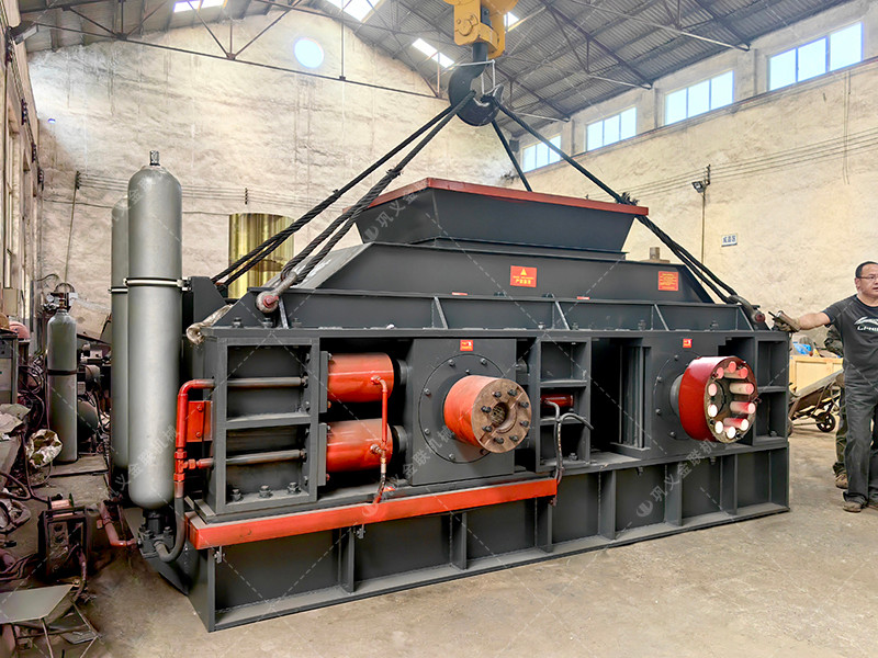 大型液壓對輥制砂機(jī)設(shè)備發(fā)貨圖片