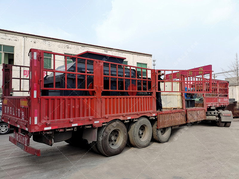 1508大型對(duì)輥破碎機(jī)發(fā)往陜西破碎石英砂