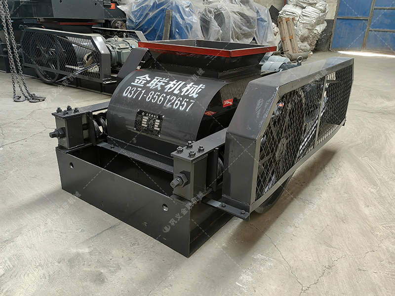 小型煤泥粉碎機及雙齒輥易損件發(fā)貨圖