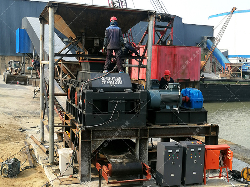 大型對(duì)輥破碎機(jī)安裝現(xiàn)場(chǎng)_四川綿陽(yáng)