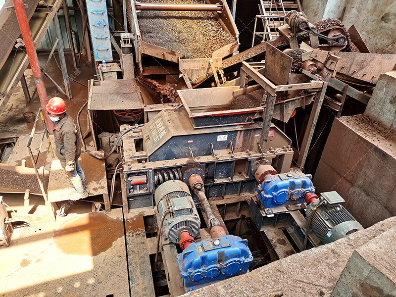 對(duì)輥破碎機(jī)生產(chǎn)現(xiàn)場(chǎng)圖片2 對(duì)輥破碎機(jī)生產(chǎn)現(xiàn)場(chǎng)圖片2