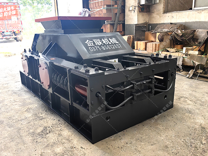 中型對輥破碎機發(fā)往福建破碎鵝卵石 中型對輥破碎機發(fā)往福建破碎鵝卵石