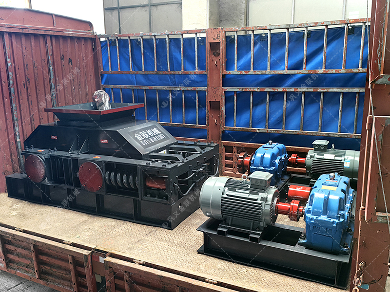 中型對輥破碎機發(fā)往福建破碎鵝卵石 中型對輥破碎機發(fā)往福建破碎鵝卵石