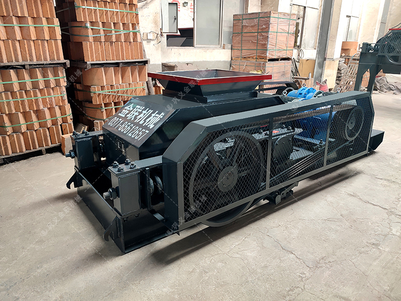 小型對(duì)輥破碎機(jī)發(fā)往江蘇破水渣 小型對(duì)輥破碎機(jī)發(fā)往江蘇破水渣