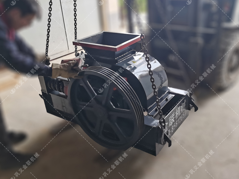 兩臺小型對輥破碎機(jī)發(fā)往廣東破碎石英砂 兩臺小型對輥破碎機(jī)發(fā)往廣東破碎石英砂