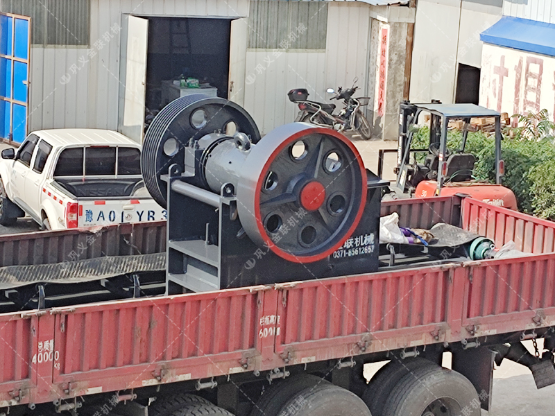 對(duì)輥機(jī)和顎破機(jī)發(fā)往山東破碎青石 對(duì)輥機(jī)和顎破機(jī)發(fā)往山東破碎青石